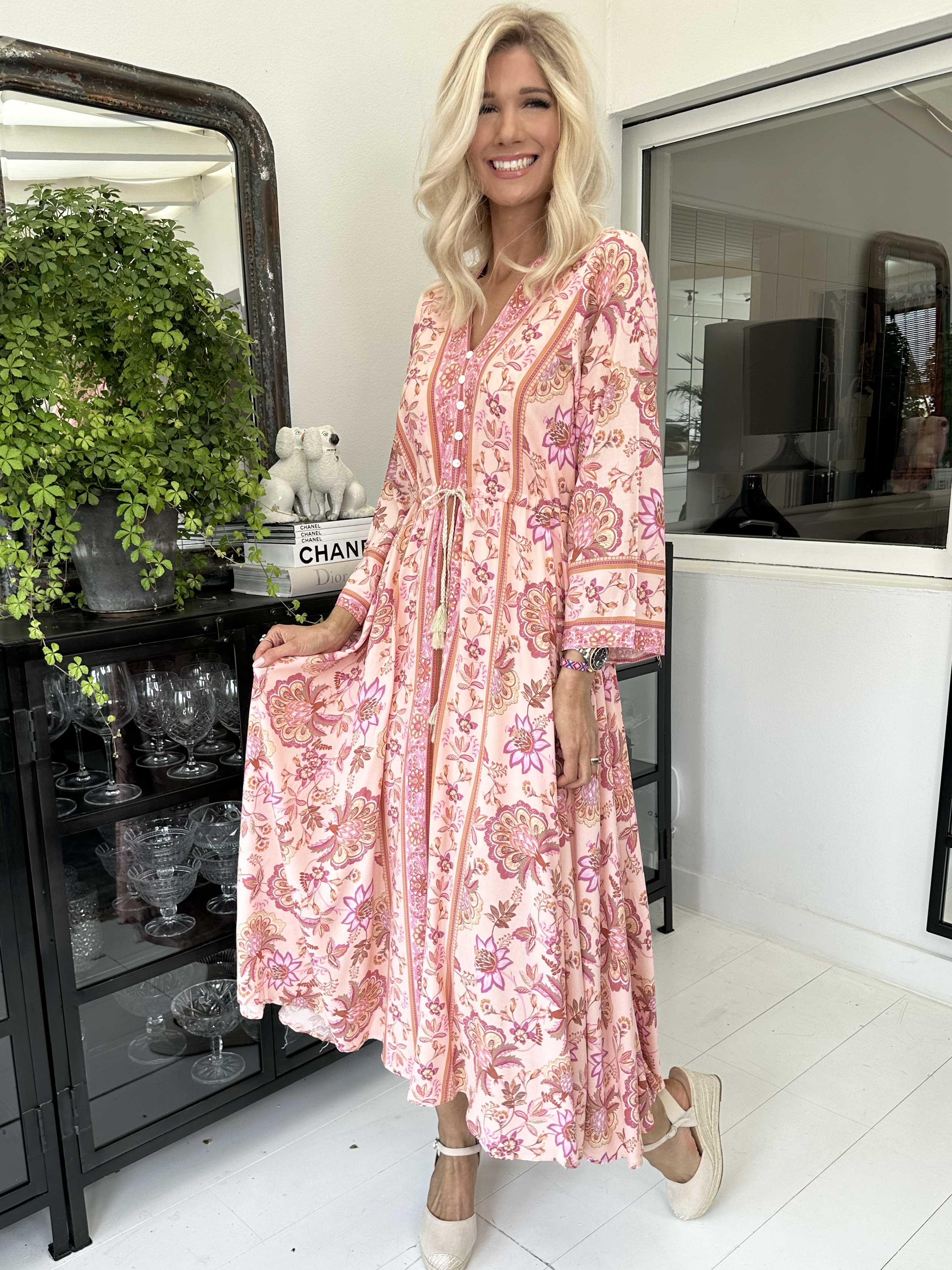 Victoria - Lång sommarklänning med knytband i midjan